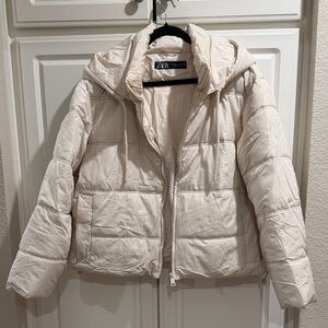 Zara Puffer Jacket im color White in XL